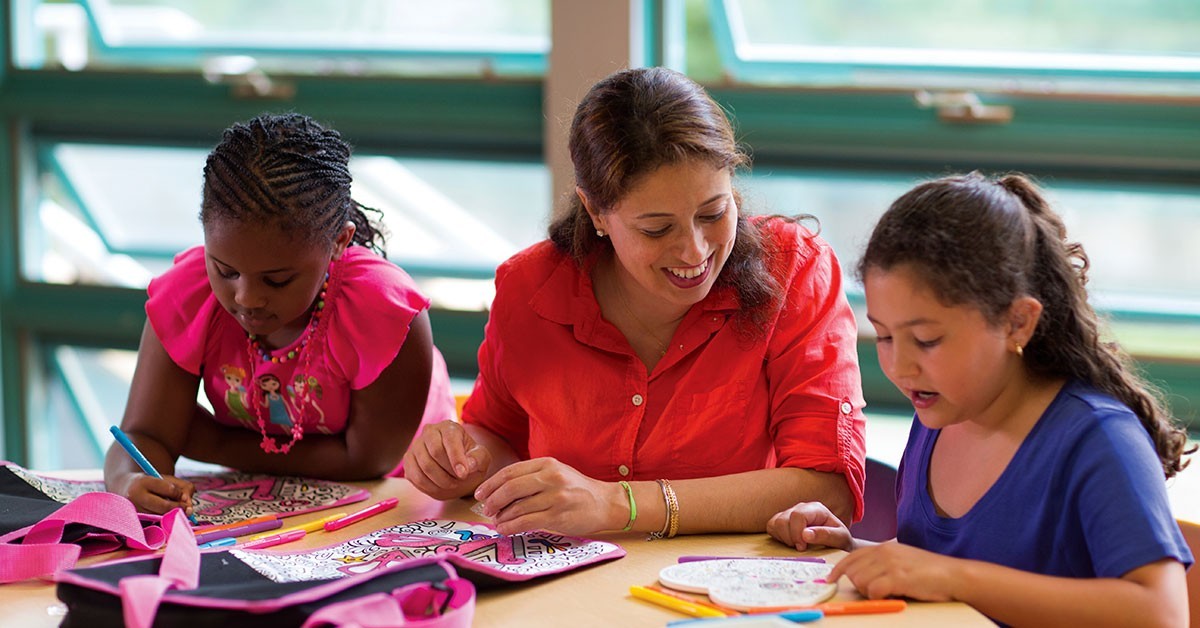 volunteer-with-girls-crafts_1200x628